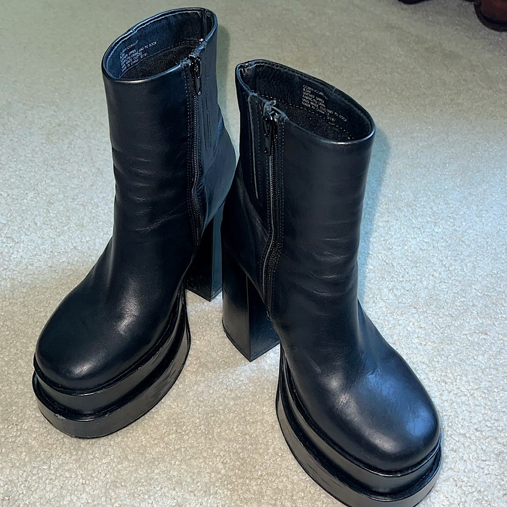 Size 8.5 black leather Steve Madden cobra platform boot